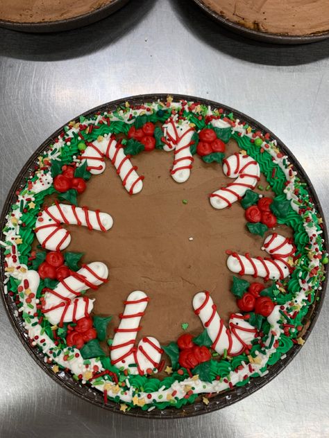 Ginger Bread Cake Decoration, Winter Cookie Cake Ideas, Halloween Round Cake Ideas, Simple Christmas Cake Ideas, Christmas Message Cookies, Cookie Cake Christmas, Christmas Cookie Cake Ideas, Christmas Cookie Cake Decorating Ideas, Christmas Cookie Cake Design