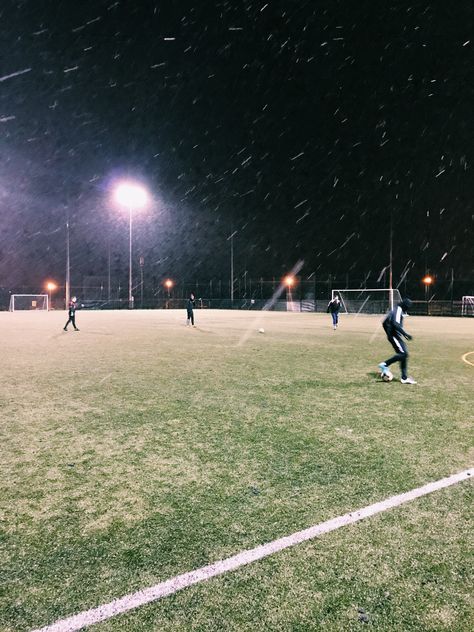 Фут Girls Playing Football, Girl Playing Soccer, Soccer Pics, Football Aesthetic, Soccer Pro, Night Landscape Photography, Soccer Photography, Soccer Season, Football Photography