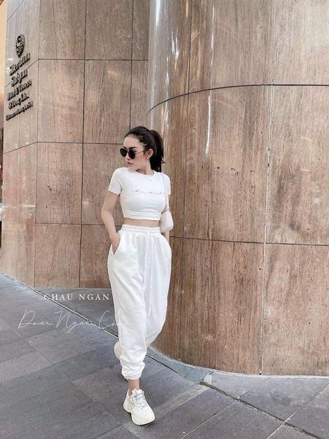 Joggers Outfit Korean Style, Joggers With Crop Top Outfits, Joggers Outfit Korean, Outfit Celana Joger, White Joggers Outfit Korean, White Cotton Crop Top For Streetwear, White Crop Top For Streetwear, Outfits Con Pans, Dance Outfits Practice Casual