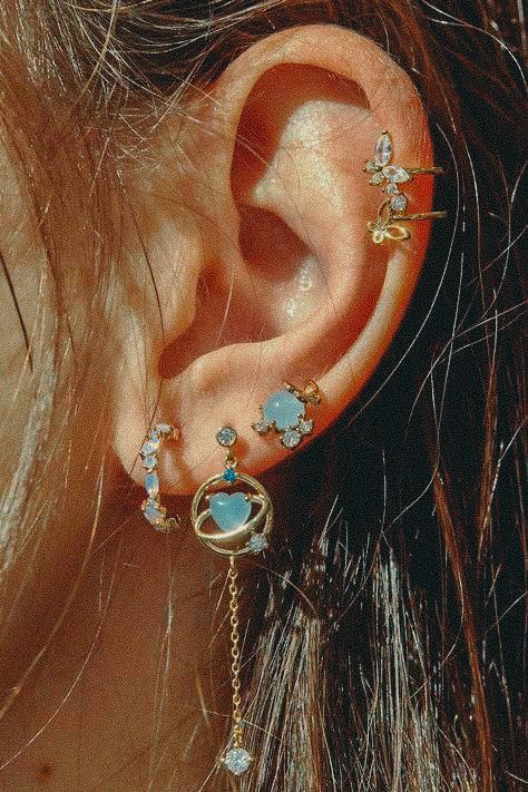 Flower Pizza, Earring Combinations, Dream Piercings, Piercings Ear, Greek Mythology Tattoos, Pretty Ear Piercings, Queen Aesthetic, Mythology Tattoos, Aesthetic Board