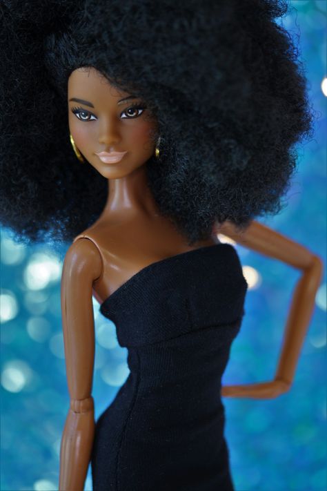 Frizzy Hairstyles, Barbie India, Fashion Fever Barbie, Natural Hair Doll, Hair Dolls, Black Bratz Doll, African American Beauty, Barbie Basics, Custom Barbie