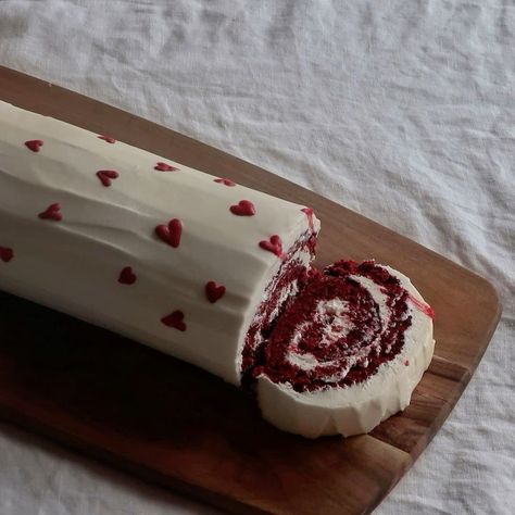 Red Velvet Cake Roll, Inspiration Tattoos, Pretty Dessert, Cute Baking, Think Food, Roll Cake, Cake Roll, Cute Desserts, Red Hearts