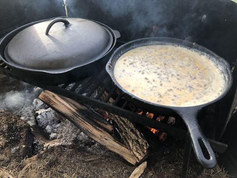 Biscuits Over Campfire, Campfire Food Ideas Outdoor Cooking, Campfire Biscuits And Gravy, Dutch Oven Biscuits And Gravy, Biscuits And Gravy Camping, Camp Biscuits, Campground Food, Campfire Biscuits, Camping Recipes Dinner