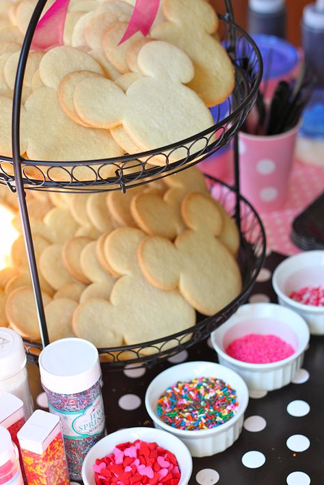 Minnie Mouse Party - Decorate your own cookie station.... Such a cute idea! Cookie Station, Cupcakes Minnie Mouse, Disney Parties, Décoration Baby Shower, 4de Verjaardag, Minnie Birthday Party, Minnie Mouse Theme, Disney Theme Party, Mickey Mouse Birthday Party