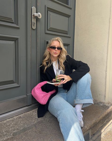 Pink Bags Outfit, Women Icon, Casual Dinner Outfits, Dinner Outfit Casual, Stockholm Street Style, Uni Outfits, Dinner Outfits, Face Hair, All Eyes