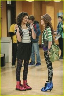 Zendaya And Bella Thorne, Junie B Jones Costume, Hannah Montana Outfits, Tv Characters Outfits, Bella Thorne And Zendaya, Channel Outfits, Fashion 2000s, Zendaya Style, 2000s Clothes