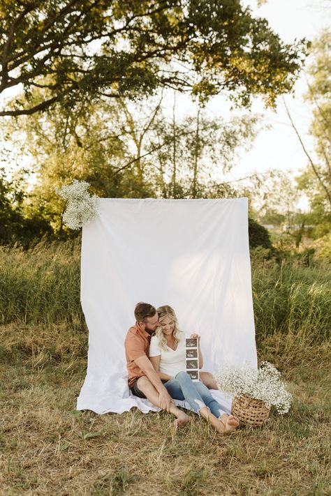 Photo Clothesline, Pregnancy Announcement Photography, Muskoka Ontario, Pregnancy Announcement Pictures, Maternity Picture Outfits, Pregnancy Announcement Photoshoot, Baby Announcement Photoshoot, Cute Pregnancy Pictures, Mini Photo Sessions