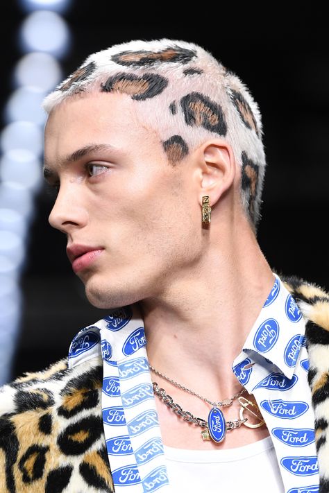 During the Versace menswear A/W 19/20 show in Milan, model João Knorr was seen with a leopard-print dye job on his platinum buzz cut, and it was painted on by Italian colorist Davide. Shaved Head Designs, Dyed Hair Men, Buzzed Hair, Shaved Hair Designs, Leopard Print Hair, Runway Hair, Leopard Hair, Shave My Head, Corte De Cabelo Masculino