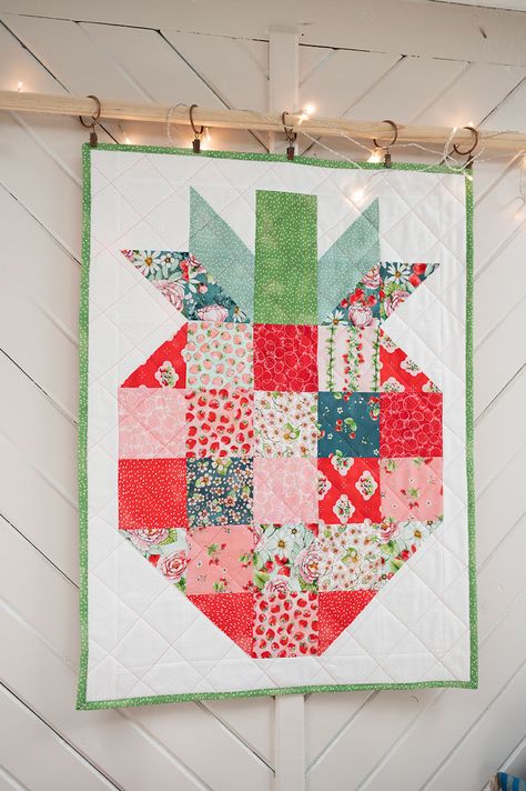 Learn to make a strawberry wall quilt. Easy patchwork quilting project! Perfect for scraps or a lovely package of 5" squares. Easy Quilted Wall Hangings, Mini Quilt Patterns Wall Hangings, Easy Quilt Wall Hanging Patterns, Quilted Wall Hangings Patterns Simple, Strawberry Quilt Block Free Pattern, Mini Quilts Patterns Free Wall Hangings, Strawberry Quilts, Strawberry Quilt, Quilted Wall Hangings Patterns