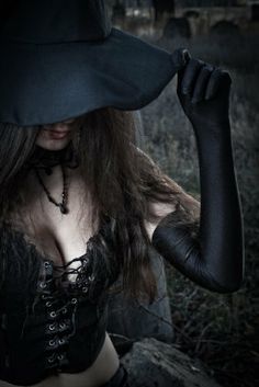 http://lunaswitchescloset.blogspot.com/2016/04/a-modern-day-white-witchs-guide.html Witch Photos, Halloween Photography, Beautiful Witch, Ange Demon, Halloween Photoshoot, Season Of The Witch, Halloween Photos, Witch Art, Witchy Woman