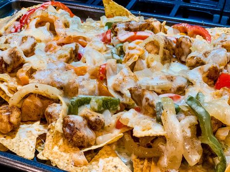 Chicken Fajitas Nachos With Queso, Chicken And Shrimp Nachos, Chicken Fajita Nachos Recipes, Nachos Restaurant, Fajita Nachos Recipe, Chicken Fajita Nachos, Fajita Nachos, Mexican Fajitas, Chicken Nachos Recipe