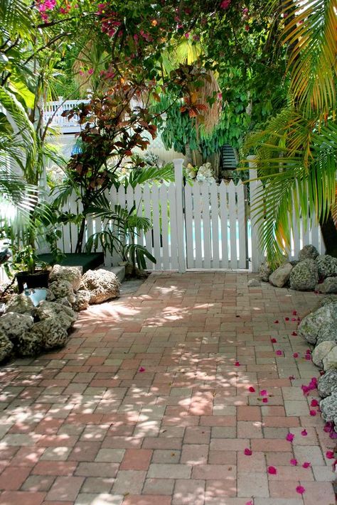 Key West.. Key West Gardens, Key West Home Decor, Key West Florida Houses, Key West Porch, Beachy Bungalow, Bahamas Style, Outdoor Arch, Light Blue Houses, Key West Cottage