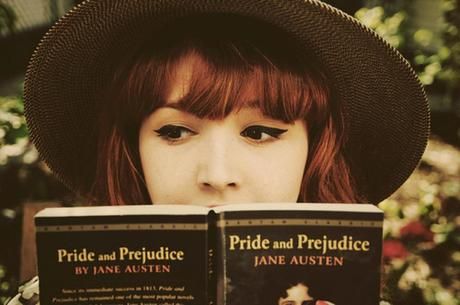 Viral Pictures, Jane Austin, Free People Clothing Boutique, Woman Reading, Pride And Prejudice, I Love Books, Love Reading, Jane Austen, Love Book