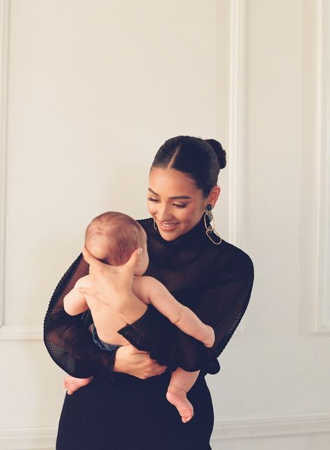 Mommy Daughter Photoshoot, Mommy Goals, Stylish Mom, Mommy Daughter, Mommy Baby, Travel Brand, Shay Mitchell, Stylish Maternity, Family Goals