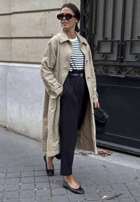 Outfit Trench, Parisian Outfits, Breton Stripes, Build A Wardrobe, Stylish Outfit, Casual Clothes, Business Outfits, Minimalist Outfit, Winter Style