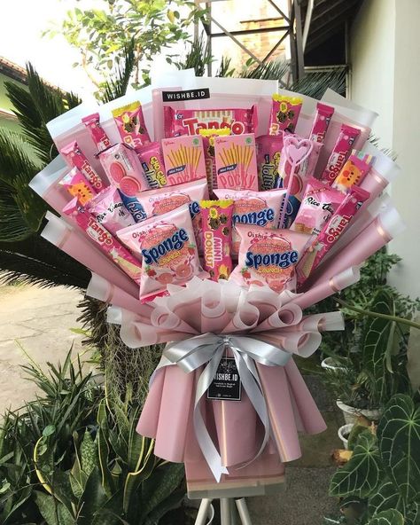 Bouquet Diy Gift, Snack Bucket, Gift Card Bouquet, Bucket Gifts, Pink Snacks, Diy Bucket, Food Bouquet, Bucket Ideas, Candy Bouquet Diy