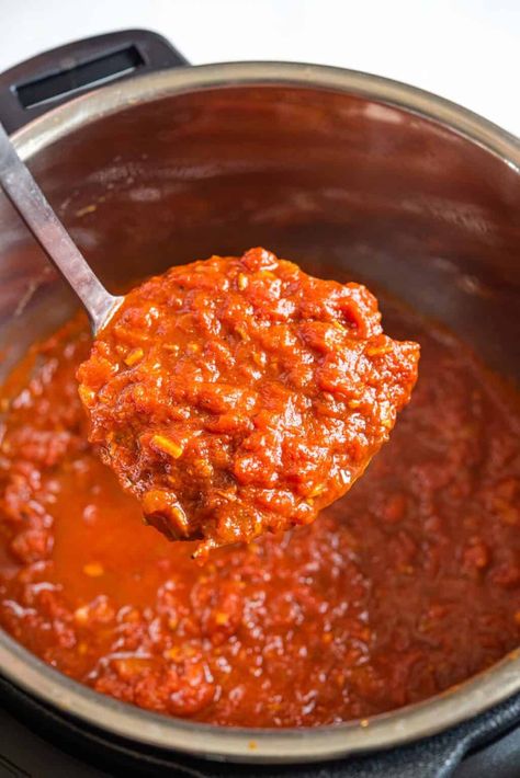 Foolproof Instant Pot Spaghetti Sauce ready in under 30 minutes yet tastes like it's been simmering away all day! This Italian tomato sauce is so rich in flavor and can be used in so many ways. Thanks to the Instant Pot you can have a delicious yet effortless meal ready in no time! #spaghettisauce #pastasauce #marinara #spaghetti Instant Pot Spaghetti Sauce, Marinara Spaghetti, Instant Pot Spaghetti, Canned Spaghetti Sauce, Easy Pasta Sauce, Italian Tomato Sauce, Canning Crushed Tomatoes, Spaghetti Sauce Recipe, Instant Pot Pork