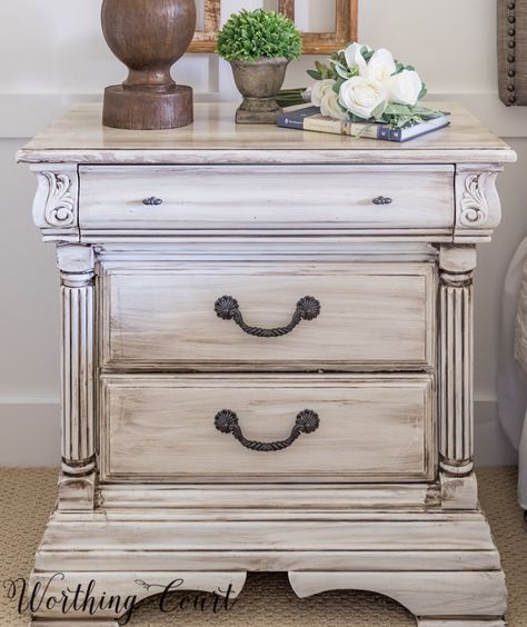 How to paint furniture for a Fixer Upper style, farmhouse, french country or shabby chic look. #farmhouse #diy #howto Camera Shabby Chic, Diy Shabby Chic Furniture, Shabby Chic Furniture Diy, How To Paint Furniture, Farmhouse French Country, Shabby Chic Room, Dekor Diy, Shabby Chic Dresser, Decor Shabby Chic