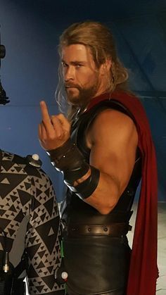 Thor Funny, Thor And Loki, Thor Marvel, Chris Hemsworth Thor, Avengers Cast, Marvel Photo, Marvel Images, Marvel Avengers Funny, Marvel Thor