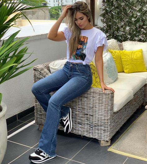 La imagen puede contener: 1 persona, sentado Rock Tshirt Outfit Women, Flare Outfits, Trendy Outfits Jeans, Flare Outfit, Casual Oufits, Flare Jeans Outfit, Outfits Con Jeans, Looks Jeans, Dressy Casual Outfits