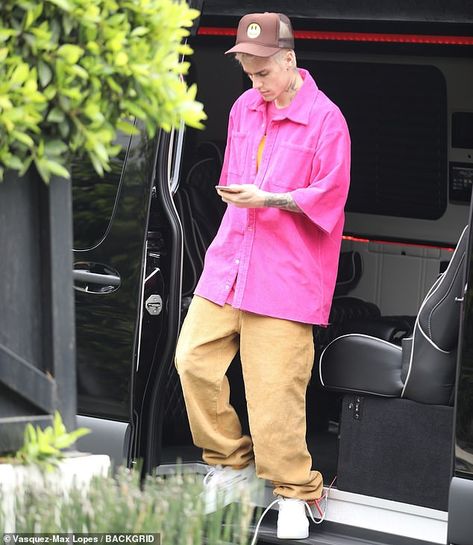 Justin Bieber wears a bright pink shirt as he admits his 'love' of 'putting outfits together'  | Daily Mail Online Colorful Shirts Men, Men In Pink Outfit, Man Pink Outfit, Pink T Shirt Outfit Men, Pink And White Outfit Men, Pink Mens Outfits, Pink Tshirt Outfit Men, Pink Outfit For Men, Men Pink Outfit