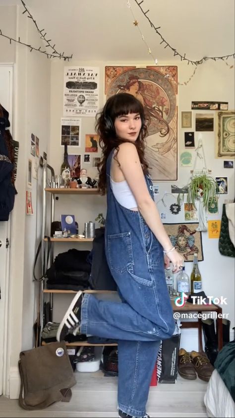 Baggy Overalls Outfit 90s, Dungarees Outfit Aesthetic, Styling Overalls, Baggy Dungarees, Denim Overalls Outfit, Dungaree Outfit, Forest Clothes, Nerd Outfits, Silly Clothes