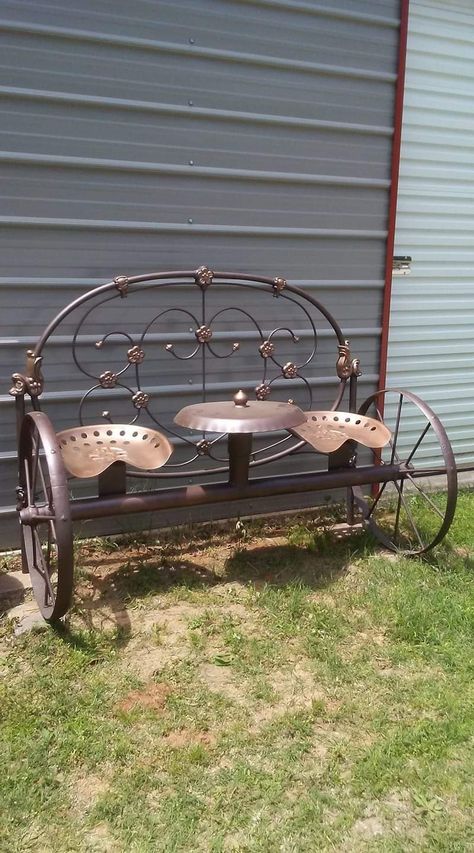 Old Tractor Seat Ideas, Metal Wagon Wheel Ideas, Tractor Seat Ideas, Wagon Wheel Bench, Footboard Bench, Recycled Yard Art, Welding Table Diy, Junk Metal Art, Tractor Art