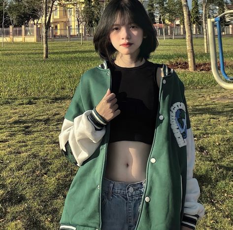 Hershey Cut Hairstyle, Hershey Cut, Cable Knit Sweater Outfit, Knit Sweater Outfit, Hair Style Korea, Indie Girl, Shot Hair Styles, Haircuts Straight Hair, Short Hair Haircuts