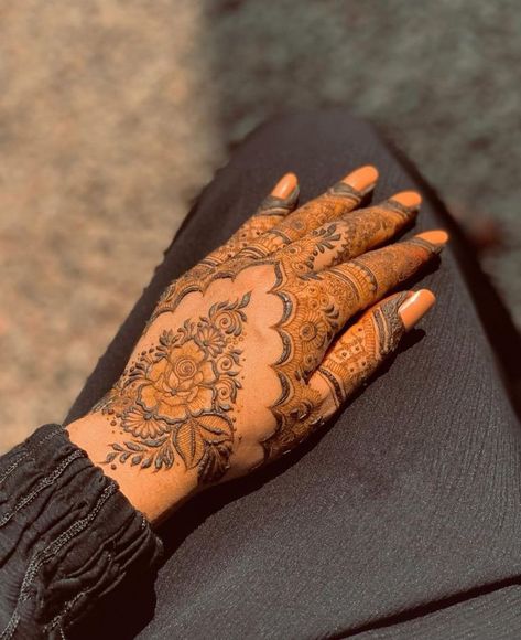 Semi Bridal Henna Designs, Henna Back Hand Designs, Semi Bridal Mehendi Design, Khafif Designs, Mahendi Designs, Eid Mehndi, Henna Wedding, Very Simple Mehndi Designs, Simple Mehndi Designs Fingers