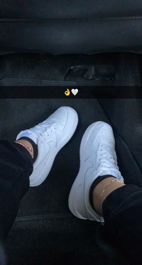 nike air forces Air Forces Aesthetic, Nike Force One, Shoes Snap, Nike Tennis Outfits, Air Force Ones Outfit, Nike Air Forces, Nike Air Force 1 Outfit, Shoe Selfie, Pink Nike Shoes