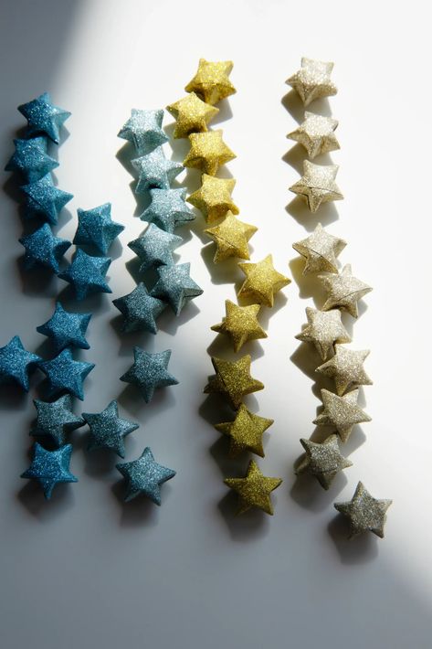 sparkling origami lucky star | origamiok.com Cute Origami Stars, Origami Star Garland, Puffy Paper Stars, Oragami Star, Origami Lucky Stars, Origami Star Paper, Origami Lucky Star, Origami Star, Star Banner