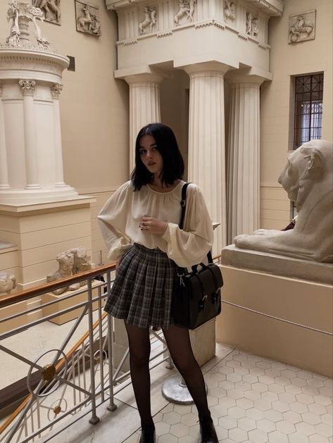 Comfy Museum Outfit, Museum Curator Outfit, Museum Visit Outfit, Art Museum Date Outfit, Rich Outfits, Museum Curator, Museum Outfit, Museum Visit, Dark Aesthetics