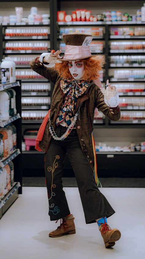 Mad Hatter Live Action, Alice In Wonderland Aesthetic Outfit Men, Mad Hatter Cosplay Men, Madhatters Costume Diy, Mad Hatter Costume Female Diy Easy, The Mad Hatter Costume, Mad Hatter Outfit, Cheshire Cat Cosplay, Johnny Depp Mad Hatter