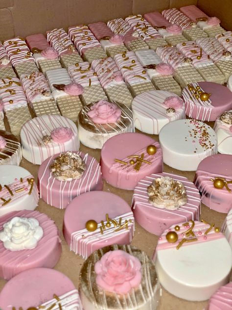 Pink Covered Oreos, Pink Quince Desserts, Sweet 16 Treats Desserts, Pink And Gold Treats, Dessert Table Set Up Birthday, Pink Mini Desserts, Gender Reveal Ideas For Food, Pink And White Desserts, Rose Gold Candy Table Ideas