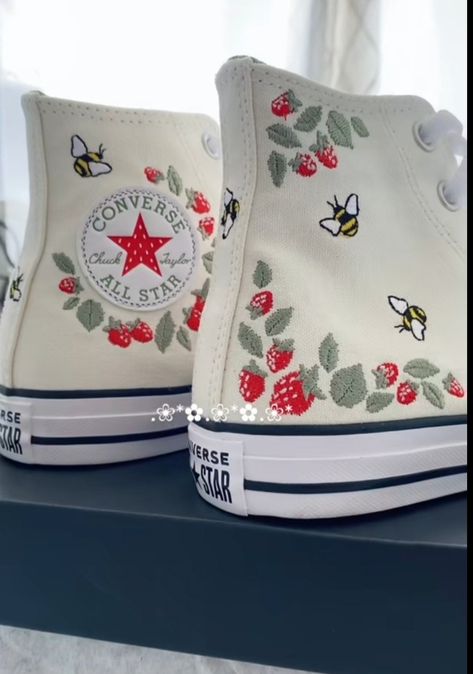 Posca Shoes, Taylor Swift Shoes, Cutesy Outfits, Pretty Stars, Dark Illustration, Cute Converse Shoes, Cutesy Outfit, Embroidered Converse, Cute Converse