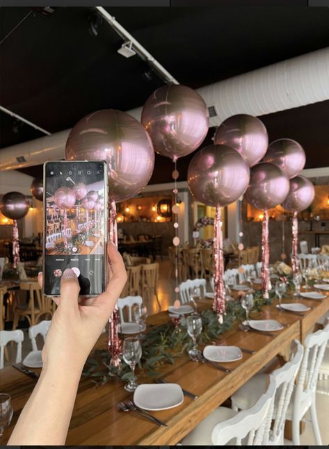 Disco Ball Balloon Centerpiece, Table Decorations For 40th Birthday Party, Disco Centerpieces Wedding, Tabletop Balloon Decor, 18th Birthday Table Decorations, Disco Party Centerpiece Ideas, Balloon Table Centerpieces, Bar Mitzvah Themes, Graduation Party Table