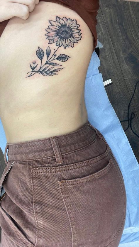 Sunflower Tattoo On Side Ribs, Sunflower Rib Tattoo, Brown Cargos, Tattoo Back Tattoo, Tattoo Black And White, Skateboarding Tricks, Tattoo Back, Flower Sunflower, Jeans Brown