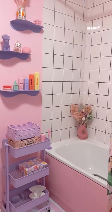 Blue Bathroom Maximalist, Preppy Bathroom Ideas Modern, Pastel Eclectic Bathroom, Pastel Colour Home Decor, Bathroom Decor Pastel, Lilac Bathroom Decor, Colorful Bathroom Aesthetic, Colourful Bathroom Decor, Pastel Painted Furniture