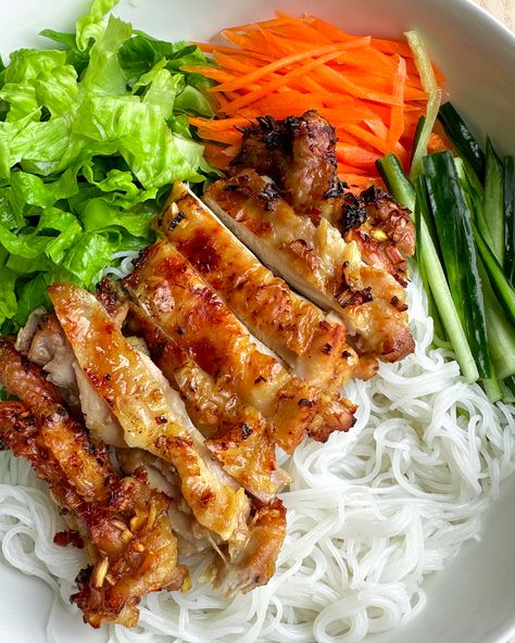 Air-fryer Vietnamese Lemongrass Chicken Lemongrass Chicken Vietnamese, Vietnamese Lemongrass Chicken, Vietnamese Recipes Chicken, Lemongrass Chicken Recipe, Lemon Grass Chicken, Lemongrass Recipes, Lemongrass Chicken, Vietnamese Chicken, Vermicelli Noodles