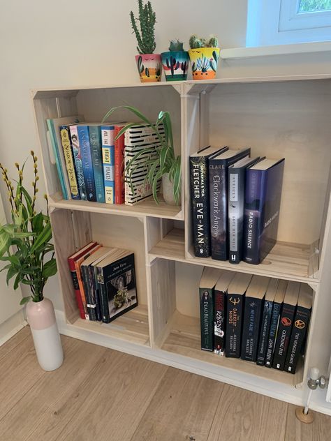 Wooden Crate Bookshelf, Bookshelf Boho, Diy Crate Bookshelf, Themed Bookshelf, Boho Bookshelf, Bookshelf Corner, Bookshelf Diy, Wooden Box Diy, Diy Wooden Crate