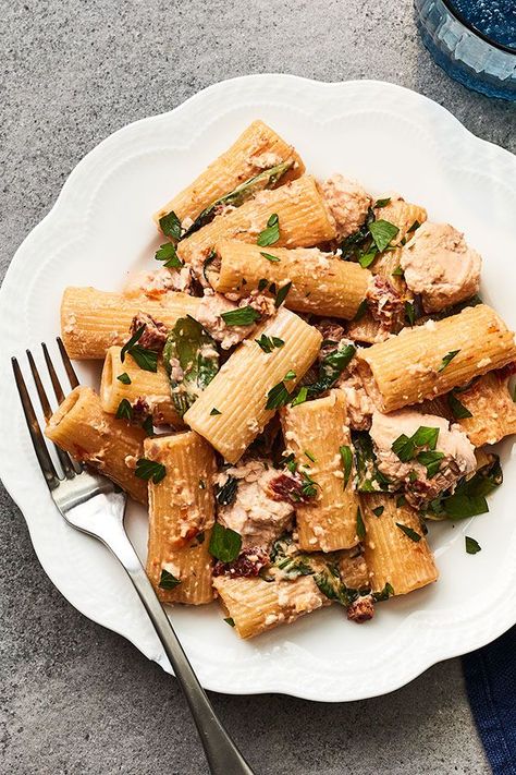 This quick and easy 25-minute creamy salmon pasta recipe incorporates sun dried tomatoes, rigatoni pasta, shallots, garlic, basil, salmon, lemon and parsley to create the ultimate comfort food meets seafood recipe. Whether you’re looking to eat this salmon recipe for a quick and easy weeknight dinner or pack it for lunch the next day, it’s a great choice for an Italian recipe. #italianrecipes #pastarecipes #salmonrecipes #seafoodrecipes #salmonpasta #seafoodpasta #comfortfood Salmon Receipts, Salmon Sundried Tomato, Pasta With Sun Dried Tomatoes, Salmon Dinners, Creamy Salmon Pasta, Inflammatory Meals, Salmon Pasta Recipes, Creamy Salmon, Sundried Tomato Pasta