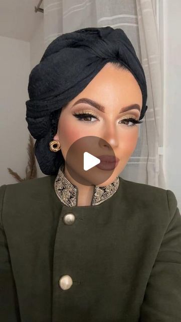 MAKE UP BY CALI 🍉 on Instagram: "NEW TUTORIAL TURBAN 💫  J’ai kiffé le faire celui ci haha  J’aime bien ça fait coupe à l’ancienne… mais avec un turban hihi. Ma veste est une ancienne collection de chez ZARA.   #turban #tutorial #idea #makeupartist #reels #newreels #reelsinstagram #reelsvideo #newpost #tutorialsvideos #turbanmakeup #mua #makeupaddict #ideas #christmaslook #christmasiscoming #newyearlook #look #newlook #reelsviral #outfitoftheday #turbanista #wakeupandmakeup" Black Turban Outfit, Turban Style For Wedding, Turban Style Outfits, Turban Style Tutorial, Turban Hijab Tutorial, Hair Turban Tutorial, Hijab Crown, Tutorial Turban, How To Make Turban