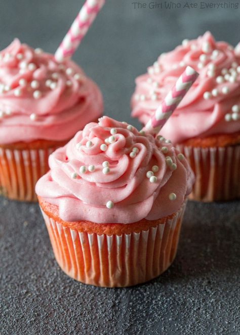 Strawberry Milkshake Cupcakes - bursting with strawberry flavor and so soft! the-girl-who-ate-everything.com Ooey Gooey Butter Cookies, Milkshake Cupcakes, Gooey Butter Cookies, The Girl Who Ate Everything, Strawberry Dessert Recipes, Cake Mini, Strawberry Flavor, Cupcake Flavors, Chocolate Nutella