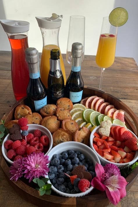 Mimosa Brunch Board - Assorted citrus, fruits, and juice to craft your own DIY mimosa. Paired with mini muffins. Perfect for an at home party or celebration or Galentine's Day brunch idea. Mimosa Breakfast, Breakfast Brunch Party, Diy Brunch, Brunch Board, Valentines Brunch, Mimosa Brunch, Ladies Brunch, Girls Brunch, Brunch Places