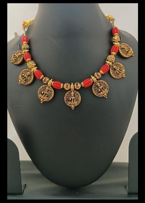 Coral Beads Jewellery, Gold Neck Piece, Jewellery Remodelling, Royal Necklace, Star Jewellery, Simple Necklace Designs, Coral Jewelry Set, Neck Pieces Jewelry, Mala Jewelry