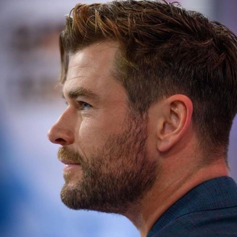 Chris Hemsworth Hair, Ginger Hair Men, Hemsworth Brothers, Cortes De Cabello, Chris Hemsworth Thor, Selma Blair, Mens Hairstyles Thick Hair, Beard Hairstyle, Men Haircut Styles