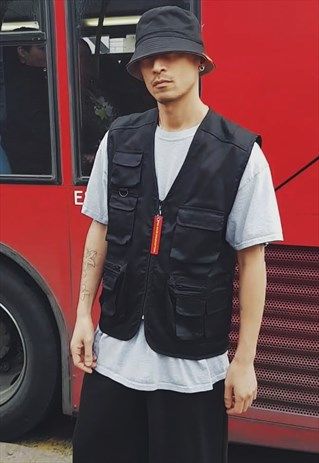 Outfit Rompi Pria, Vest Outfits Men Streetwear, Minghao Fashion, Vest Street Style, Japanese Street Fashion Men, Vest Outfits Men, Mens Vest Fashion, Teen Boy Outfits, Utility Vest