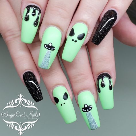 Ufo Nails, Nail Trends Short, Acrylic Nail Trends, Alien Make-up, Easy Nail Art Tutorial, Alien Nails, Rave Nails, Cool Nails, Disney Acrylic Nails