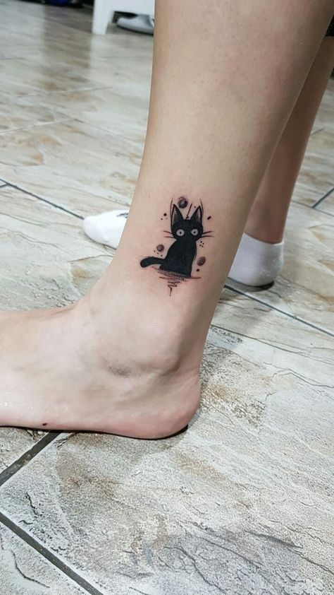 Cat Thigh Tattoo, Small Tattoo Ideas Back, Finger Tattoo Minimalist, Cat Tattoos Ideas, Tattoo Ideas Back, Simple Cat Tattoo, Tattoo Dainty, Tattoo Gato, Small Tattoos Ideas