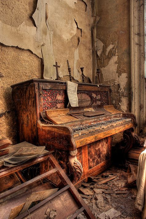 Abounded Places Aesthetic, My Place In Society, Old Places, Old Piano, Derelict Places, Piano Art, Beautiful Ruins, Old Pianos, Old Abandoned Houses